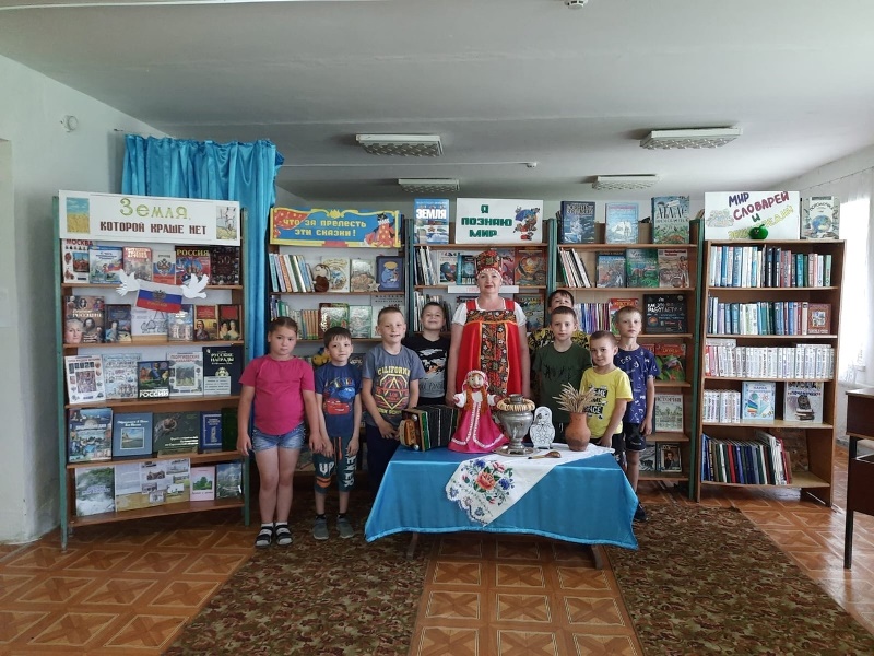 Участники ДОЛ &amp;quot;Солнышко&amp;quot; посетили сельскую библиотеку с. Святославка..