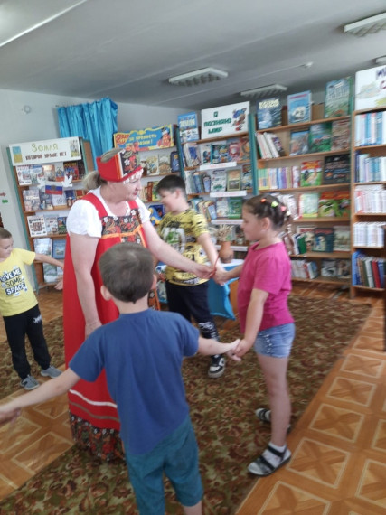 Участники ДОЛ &quot;Солнышко&quot; посетили сельскую библиотеку с. Святославка..